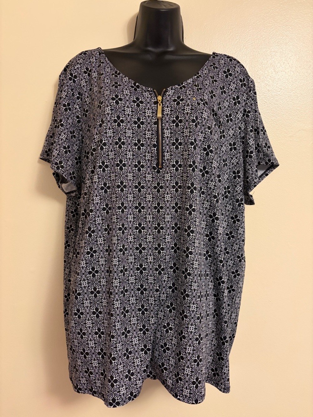 Roz & Ali Black & White Geometric Short Sleeve Top with Front Zip Accent